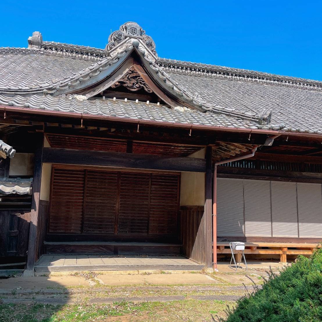 立派な瓦屋根を持つ蔵の古い建物